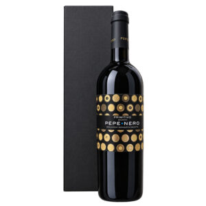 Pepe Nero Primitivo uit Salento in een luxe zwarte cadeaudoos met goudkleurig etiket – Italiaans wijncadeau van Moons Wijnen.