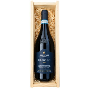 Sartori Regolo Valpolicella Ripasso in een houten wijnkist met schuifdeksel.